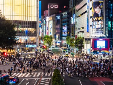 Shibuya Tokyo Japonya - 29 Temmuz 2018: Yayalar insanlar yaya geçidi Tokyo, Japonya'da Shibuya bölgesi çevresinde