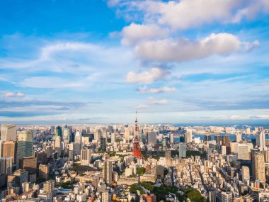 Japonya'da mavi gökyüzü ve beyaz bulut ile güzel mimari ve yapı ile tokyo tokyo şehir etrafında kule