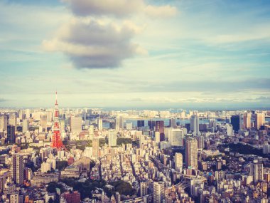 Japonya'da mavi gökyüzü ve beyaz bulut ile güzel mimari ve yapı ile tokyo tokyo şehir etrafında kule