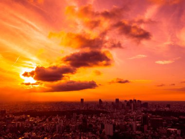 Güzel havadan görünümü, mimari ve günbatımı zaman Japonya'nın tokyo şehir etrafında bina