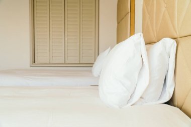 Beyaz rahat yastık yatak dekorasyon otel yatak odası iç ışık lamba ile