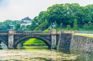 Güzel eski mimari İmparatorluk Sarayı Kalesi hendek ve Tokyo şehir Japonya köprüsünde