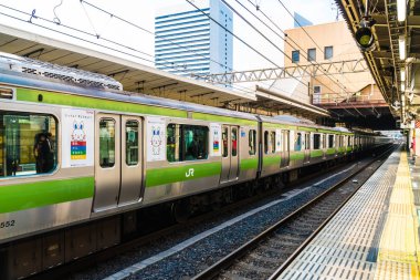 Tokyo Japonya - 5 Ağustos 2018: Japonya'da tren ve metro istasyonu uzaklıktadır popüler ulaşım
