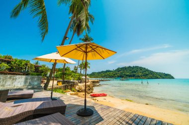 Şemsiye ve güzel tropikal plaj ve deniz paradise Island Seyahat ve tatil için Hindistan cevizi hurma ağacı ile sandalye