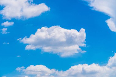 güzel beyaz bulut mavi gökyüzü arka plan üzerinde