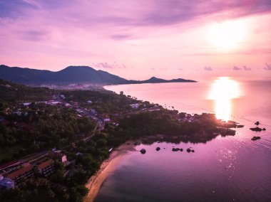 Güzel tropikal plaj ve deniz hurma ve koh samui Adası seyahat ve tatil için diğer ağacında havadan görünümü