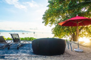 Güzel tropikal deniz okyanus ve plaj şemsiye ve sandalye seyahat ve tatil için