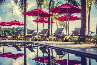 Güzel lüks otel ve tatil seyahat ve tatil için sandalye ve şemsiye ile açık yüzme havuzu