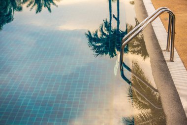 Güzel lüks otel ve tatil seyahat ve tatil için sandalye ve şemsiye ile açık yüzme havuzu