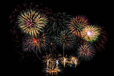 Kutlama için geceleri üzerinde siyah gökyüzü güzel renk havai fişek