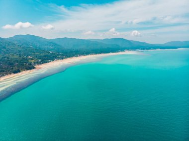 Seyahat ve tatil için adada güzel tropikal plaj ve deniz ağaçları ile havadan görünümü