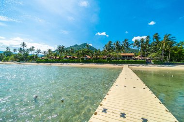 Güzel tropikal plaj deniz ve kum mavi gökyüzü ve beyaz bulut iskelesinden seyahat ve tatil için Hindistan cevizi hurma ağacı ile