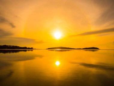 Güzel tropikal plaj deniz ve okyanus ile Hindistan cevizi hurma ağacı gündoğumu zaman seyahat ve tatil için