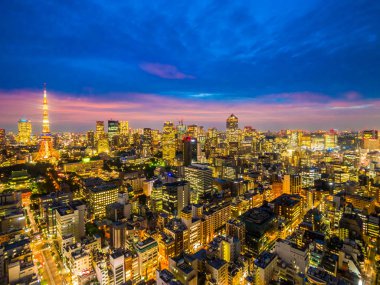 Şehir Japonya'da günbatımı zamanı, güzel mimarisi ve tokyo kule