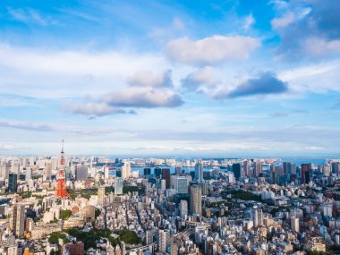 Japonya'da mavi gökyüzü ve beyaz bulut ile güzel mimari ve yapı ile tokyo tokyo şehir etrafında kule
