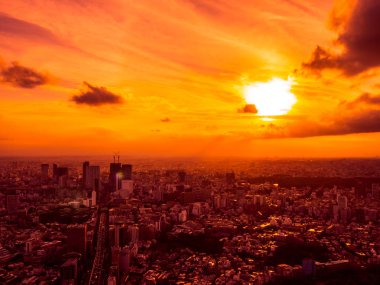 Güzel havadan görünümü, mimari ve günbatımı zaman Japonya'nın tokyo şehir etrafında bina