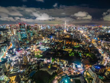 Tokyo şehrinde geceleri mimarisi ve binası olan güzel bir şehir.