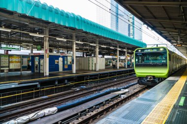 Tokyo Japonya - 5 Ağustos 2018: Japonya'da tren ve metro istasyonu uzaklıktadır popüler ulaşım