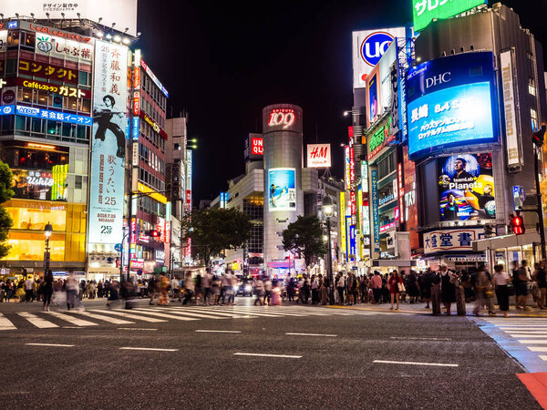 ШИБУЯ ТОКИО ЯПАН - 29 июля 2018 года: Пешеходы ходят по району Сибуя в Токио, Япония
