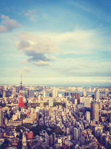 青い空と白い雲と日本のタワーの美しい建築と東京と東京市周辺の建築 — ストック写真