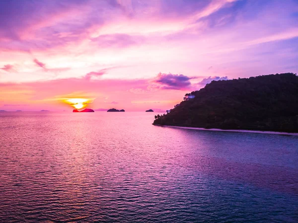 มมองทางอากาศของชายหาดเขตร อนท สวยงามและทะเลท ปาล มและต นไม ในเกาะสม ประเทศไทยในเวลาพระอาท ตกส าหร — ภาพถ่ายสต็อก