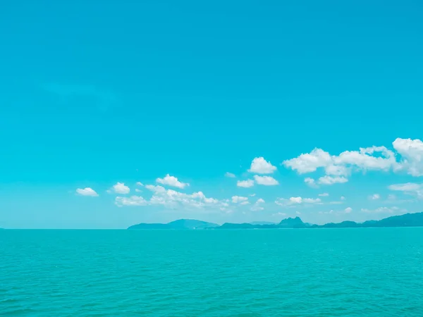 Mar Tropical Bonito Oceano Com Nuvem Branca Fundo Azul Céu — Fotografia de Stock