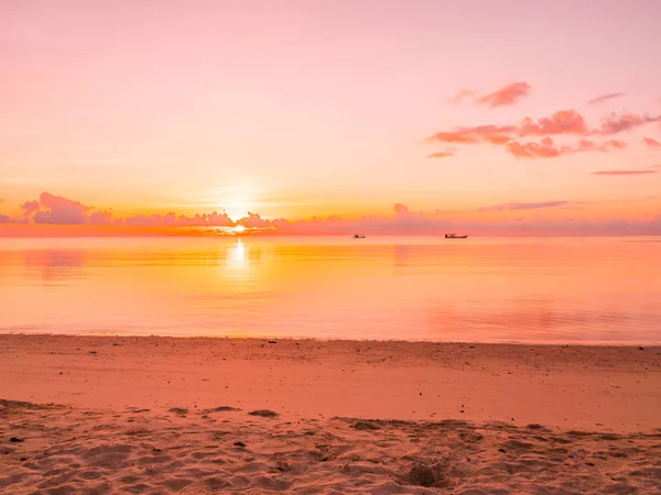 Wunderschöner Tropischer Strand Und Meereslandschaft Mit Wolken Und Himmel Bei — Stockfoto