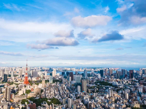 美丽的建筑学和大厦在东京城市附近与东京塔在日本与蓝天和白云 — 图库照片