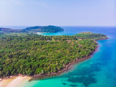 Mavi gökyüzünde Cennet Adası üzerinde güzel bir plaj ve deniz Hindistan cevizi hurma ağacı ile havadan görünümü