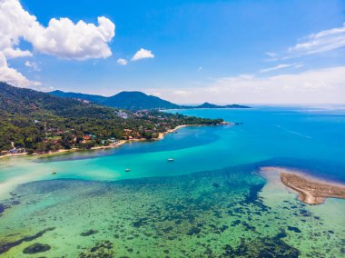 Güzel tropikal plaj ve deniz hurma ve koh samui Adası seyahat ve tatil için diğer ağacında havadan görünümü