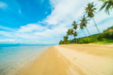 Soyut bulanıklık ve tropikal plaj ve deniz seyahat ve tatil için Hindistan cevizi hurma ağacı arka plan ile defocused