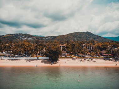 Güzel tropikal plaj ve deniz hurma ve koh samui Adası seyahat ve tatil için diğer ağacında havadan görünümü