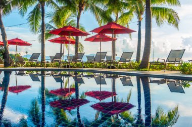 Güzel lüks otel ve tatil seyahat ve tatil için sandalye ve şemsiye ile açık yüzme havuzu