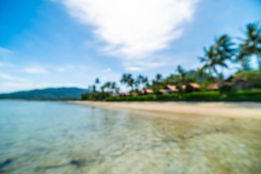 Bulanıklık güzel tropikal plaj deniz ve kum ile Hindistan cevizi hurma ağacının seyahat ve tatil