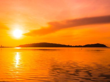 Güzel tropikal plaj deniz ve okyanus ile Hindistan cevizi hurma ağacı gündoğumu zaman seyahat ve tatil için