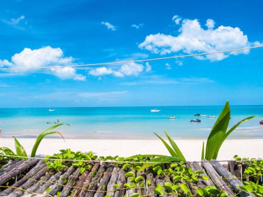 Güzel tropikal plaj deniz ve okyanus seyahat etmek ve kopya alanı ile tatil için
