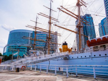 Yokohama Japonya - 25 Temmuz 2018: Güzel Nippon-maru A Yelkenli tekne Japonya Yokohama şehirde mavi gökyüzü ile