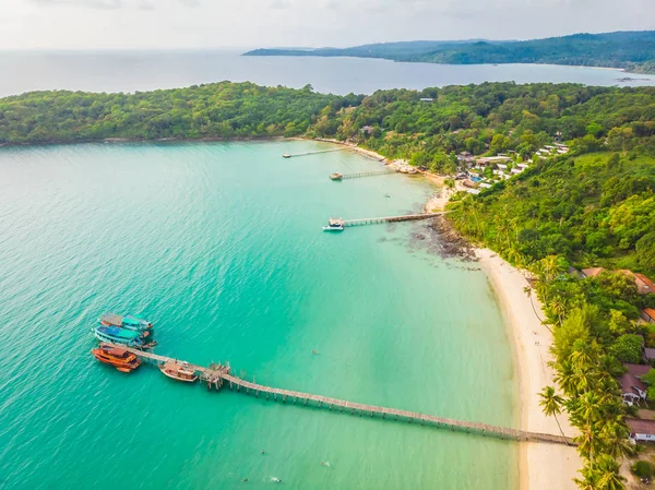 Plaj ve deniz paradise Island tatil için Hindistan cevizi hurma ağacı ile güzel havadan görünümü