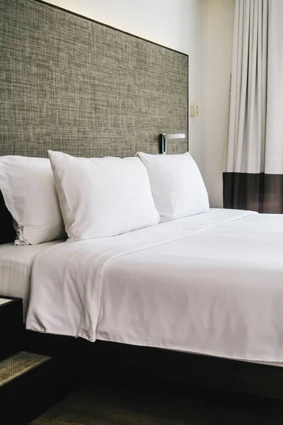 Otel yatak yatak dekorasyon iç beyaz rahat yastık