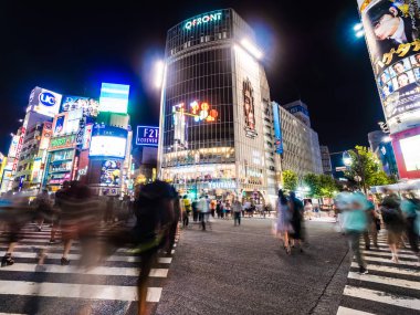 Shibuya Tokyo Japonya - 29 Temmuz 2018: Yayalar insanlar yaya geçidi Tokyo, Japonya'da Shibuya bölgesi çevresinde