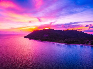 Güzel tropikal plaj ve deniz hurma ve koh samui Adası Tayland tatil ve seyahat için günbatımı zaman diğer ağacında havadan görünümü