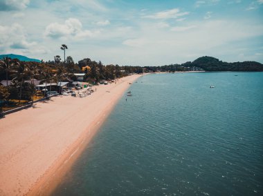 Güzel tropikal plaj ve deniz hurma ve koh samui Adası seyahat ve tatil için diğer ağacında havadan görünümü