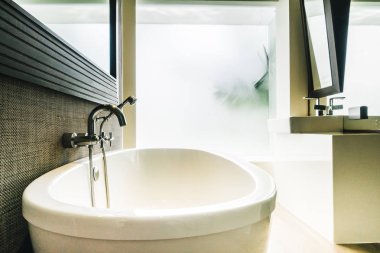 Güzel lüks beyaz küvet banyo iç dekorasyonda