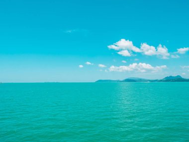 Seyahat ve tatil için mavi gökyüzü arka plan üzerinde beyaz bulut ile güzel tropikal deniz okyanus