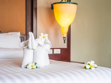 Beyaz fil havlu ve yatak otel yatak odası iç dekorasyonda rahat yastık