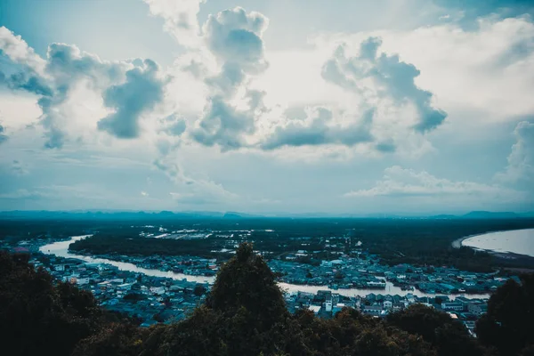 Nokta matsee deniz ve dağ ile Tayland chumphon ilinde görüntülemek