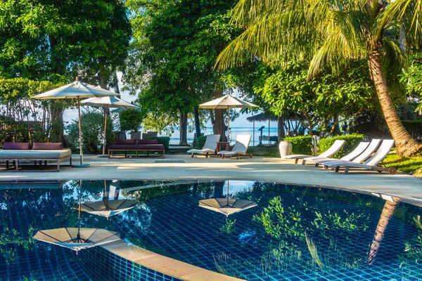 Güzel lüks otel ve tatil seyahat ve tatil için sandalye ve şemsiye ile açık yüzme havuzu