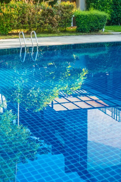 Güzel lüks otel ve resort tatil seyahat ve tatil için merdiven ile açık yüzme havuzu