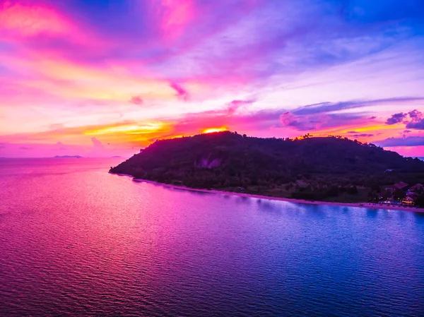 Güzel tropikal plaj ve deniz hurma ve koh samui Adası Tayland tatil ve seyahat için günbatımı zaman diğer ağacında havadan görünümü