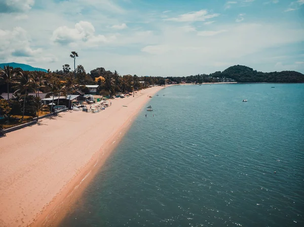 Güzel tropikal plaj ve deniz hurma ve koh samui Adası seyahat ve tatil için diğer ağacında havadan görünümü
